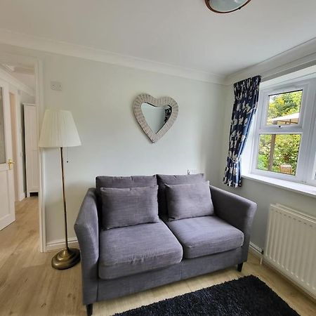 Cheerful, Cosy, One Bedroom Home With Patio And Parking 纽伯里 外观 照片