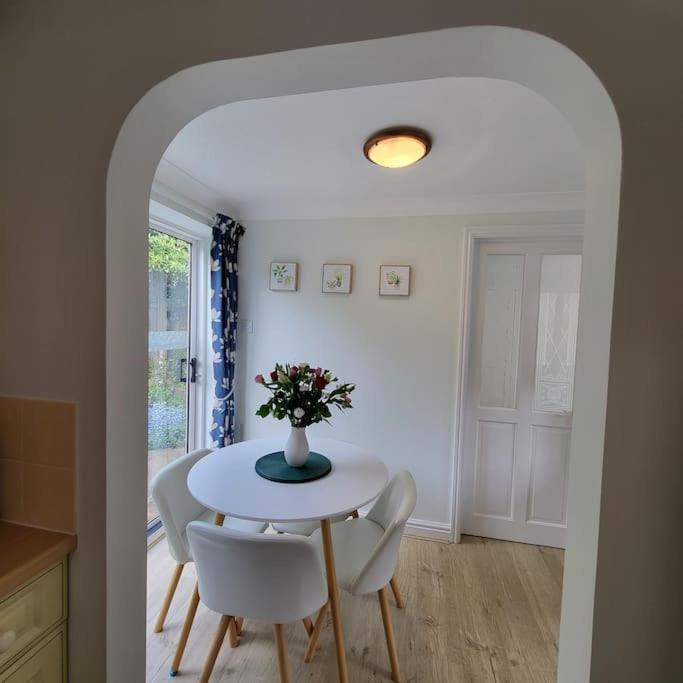Cheerful, Cosy, One Bedroom Home With Patio And Parking 纽伯里 外观 照片