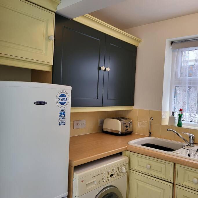 Cheerful, Cosy, One Bedroom Home With Patio And Parking 纽伯里 外观 照片