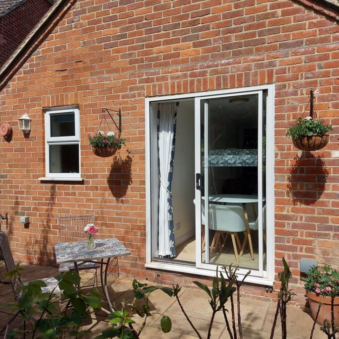 Cheerful, Cosy, One Bedroom Home With Patio And Parking 纽伯里 外观 照片