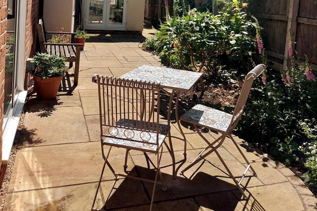 Cheerful, Cosy, One Bedroom Home With Patio And Parking 纽伯里 外观 照片